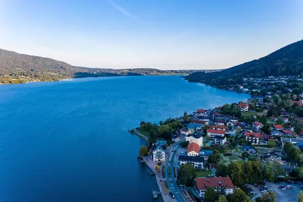 Luftafnahme vom Tegernsee in den Bayerischen Alpen mit der Stadt Tegernsee am östlichen Ufer