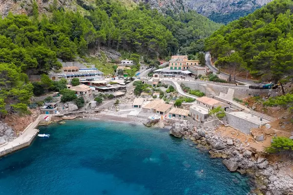 Luftaufnahme: das abgelegene Dorf  Sa Calobra in der Bergregion Serra de Tramuntana auf Mallorca