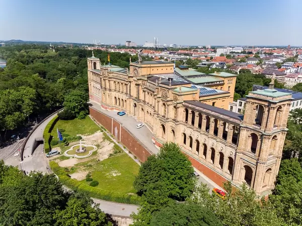 Luftaufnahme das historische Bauwerk und Sitz des Bayrischen Landtags und die Maximiliansanlagen
