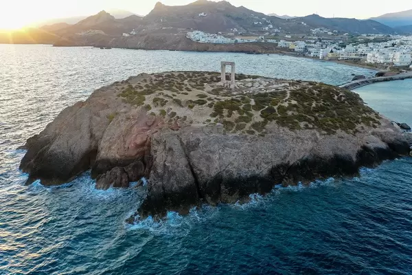 Luftaufnahme: das Inselchen Palátia vor dem Hafen von Naxos, mit der Portara, dem Symbol der Insel