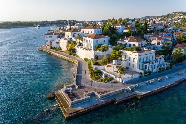 Luftaufnahme der aristokratischen Villen auf der mediterranen Insel Spetses, Griechenland, im Saronischen Golf