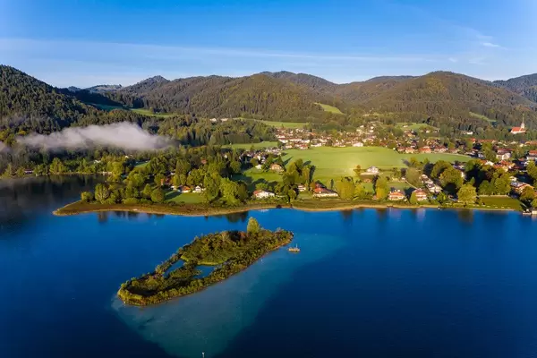 Luftaufnahme der Stadt Ringsee am Ufer des Tegernsees mit alpinen Bergen im Hintergrund