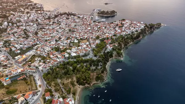 Luftaufnahme der Stadt Skiathos auf der gleichnamigen griechischen Insel mit Felsküste