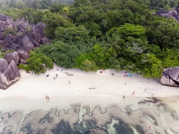 Luftaufnahme der Tropenlandschaft und marmorierten Granitfelsen am weißen Sandstrand "Anse Source d'Argent" auf La Digue, Seychellen