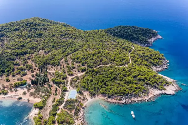 Luftaufnahme der unberührten Natur der Insel Spetses und dem griechischen Strand Zogeria