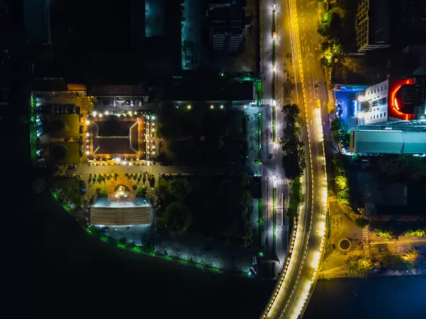 Luftaufnahme des Ho Chi Minh Museum und der Khanh Hoi Brücke am Saigon Fluss im Distrikt 4 in Ho Chi Minh Stadt, Vietnam