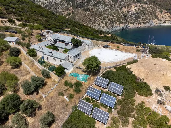Luftaufnahme des Klosters mit Solaranlagen auf der unbewohnten Insel Kyra Panagia bei Alonissos