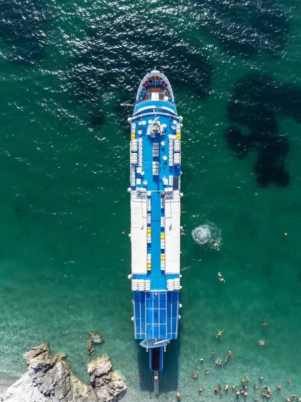 Luftaufnahme des Kreuzfahrtschiffs Elisabet umgeben von Touristen in den Gewässern des Strandes Kastani
