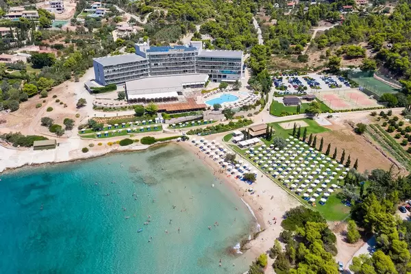 Luftaufnahme des modernen Strandhotels Aks Hinitsa Bay und Urlaubsgästen im grünen Meer vor Chinitsa, Griechenland