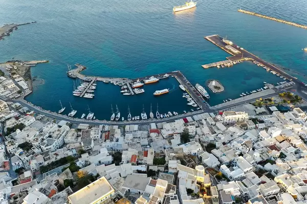 Luftaufnahme des Stadtzentrums und Hafens von Chora, der Hauptstadt der griechischen Insel Naxos