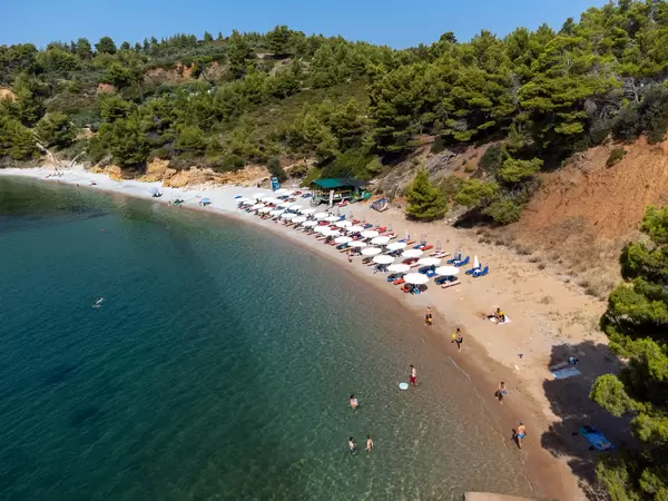 Luftaufnahme des Strandes Kokkinokastro (Alonnisos) mit seinem steilen roten Hang