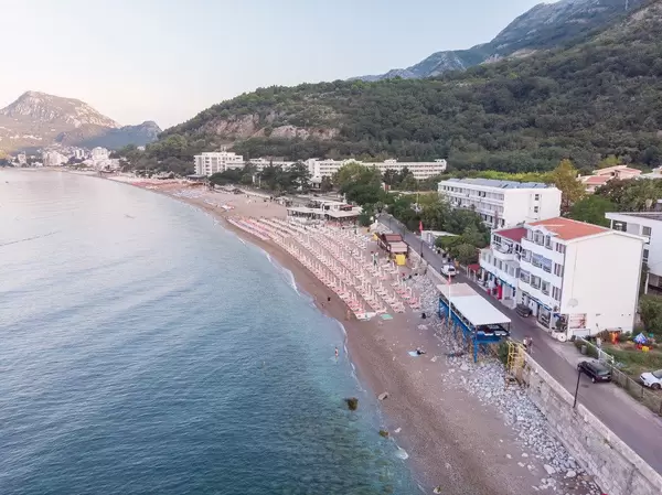 Luftaufnahme des Sutomore-Strand in Montenegro