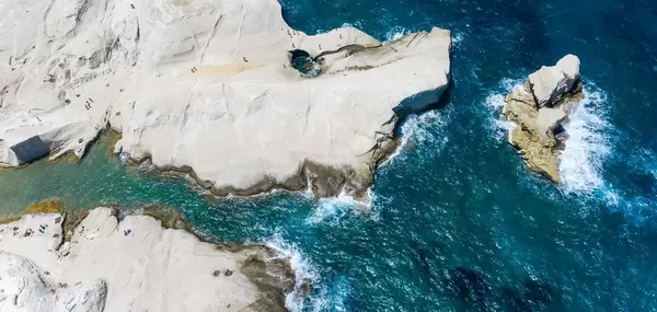 Luftaufnahme: die weißen Klippen von Sarakiniko auf Milos, mit einem von den Wellen geformten Loch