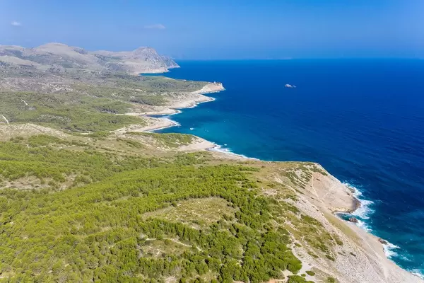 Luftaufnahme: die wilde nordöstliche Küste der Insel Mallorca mit mehreren Buchten