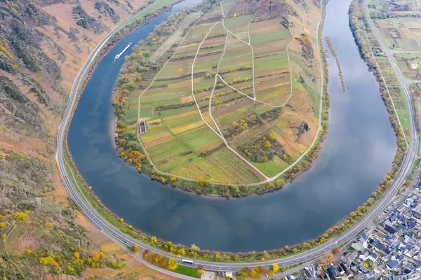Luftaufnahme einer Drohne von der Moselschleife mit Randhöhenzug Calmont, Bundesstraße B49 und Ortsgemeinde Bremm in Deutschland