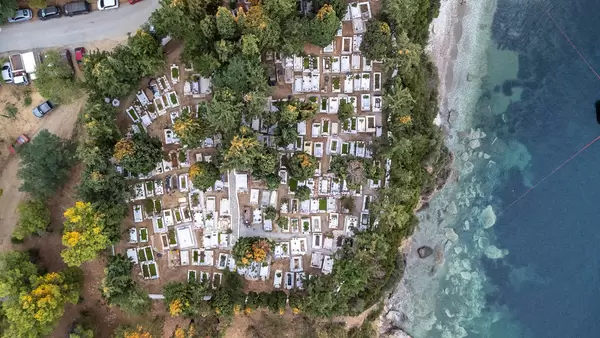Luftaufnahme eines Friedhofs direkt am Meer auf der griechischen Insel Skiathos