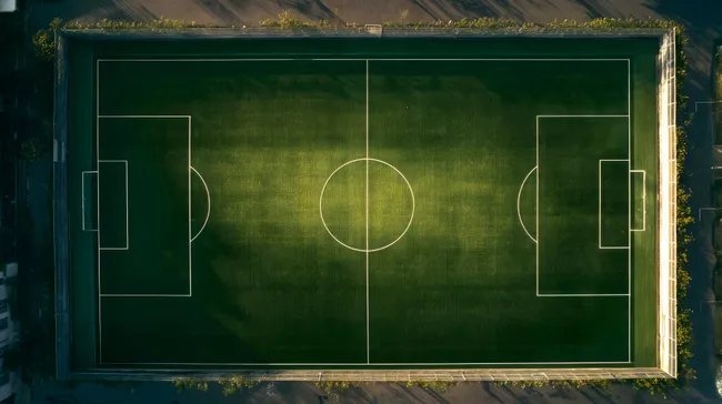 Luftaufnahme eines Fußballplatzes mit grünem Rasen