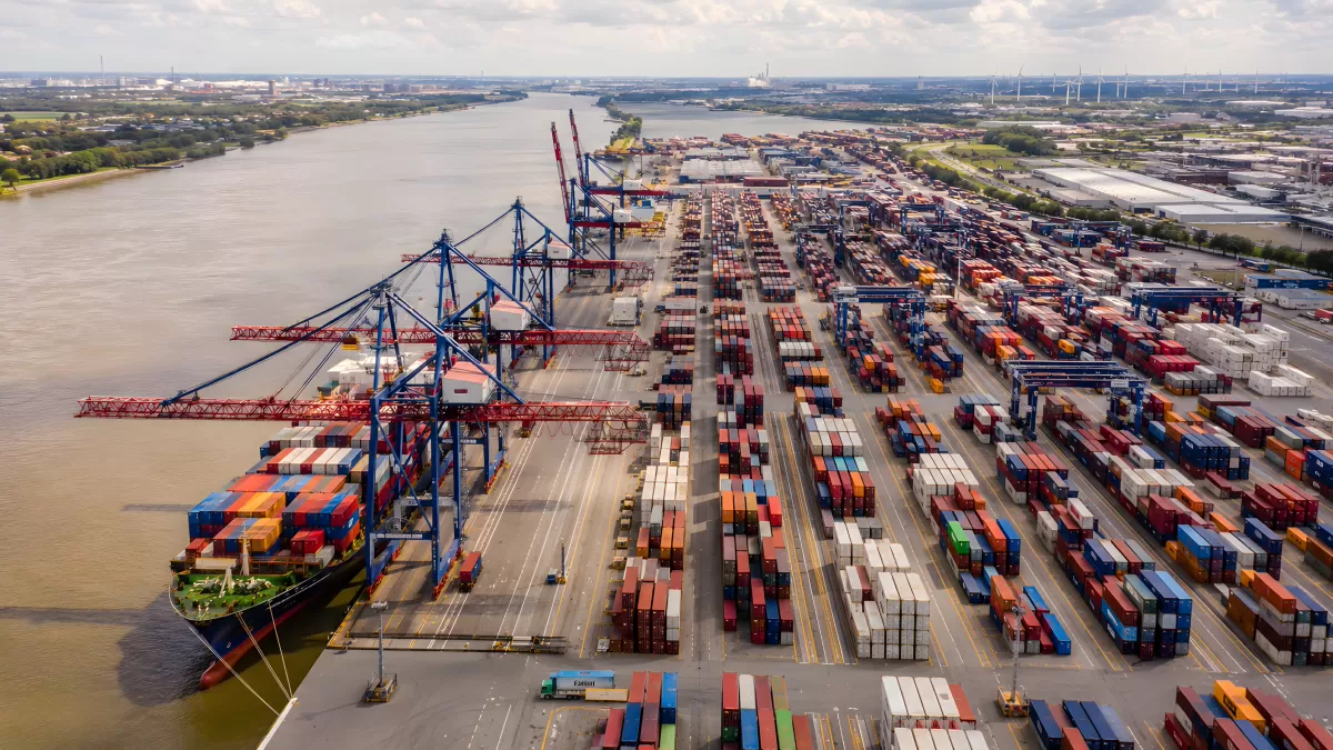 Luftaufnahme eines großen Containerhafens am Fluss