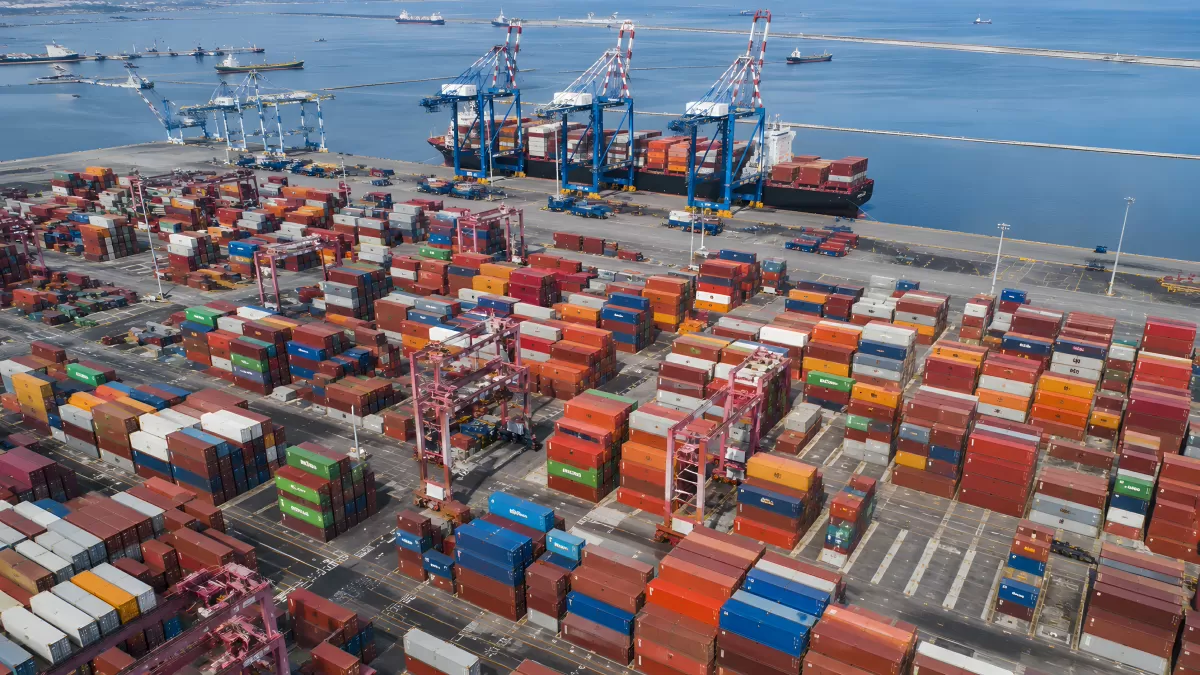 Luftaufnahme eines großen Containerhafens am Meer