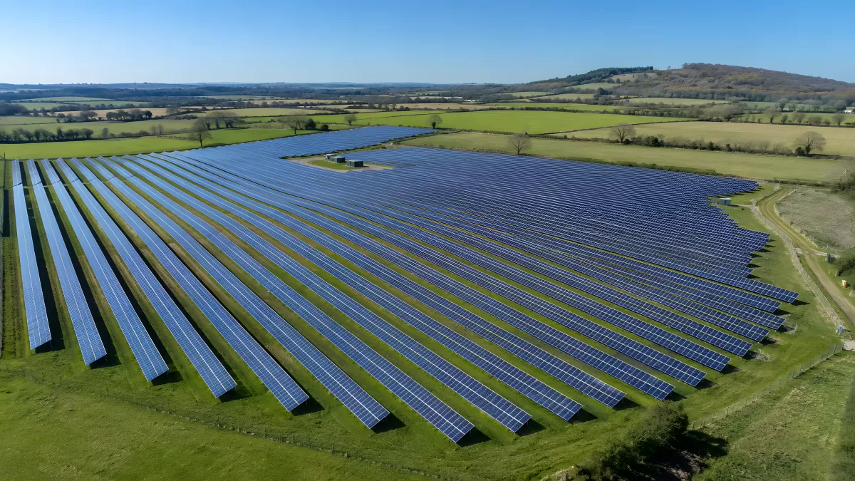 Luftaufnahme eines großen Solarparks in grüner Landschaft