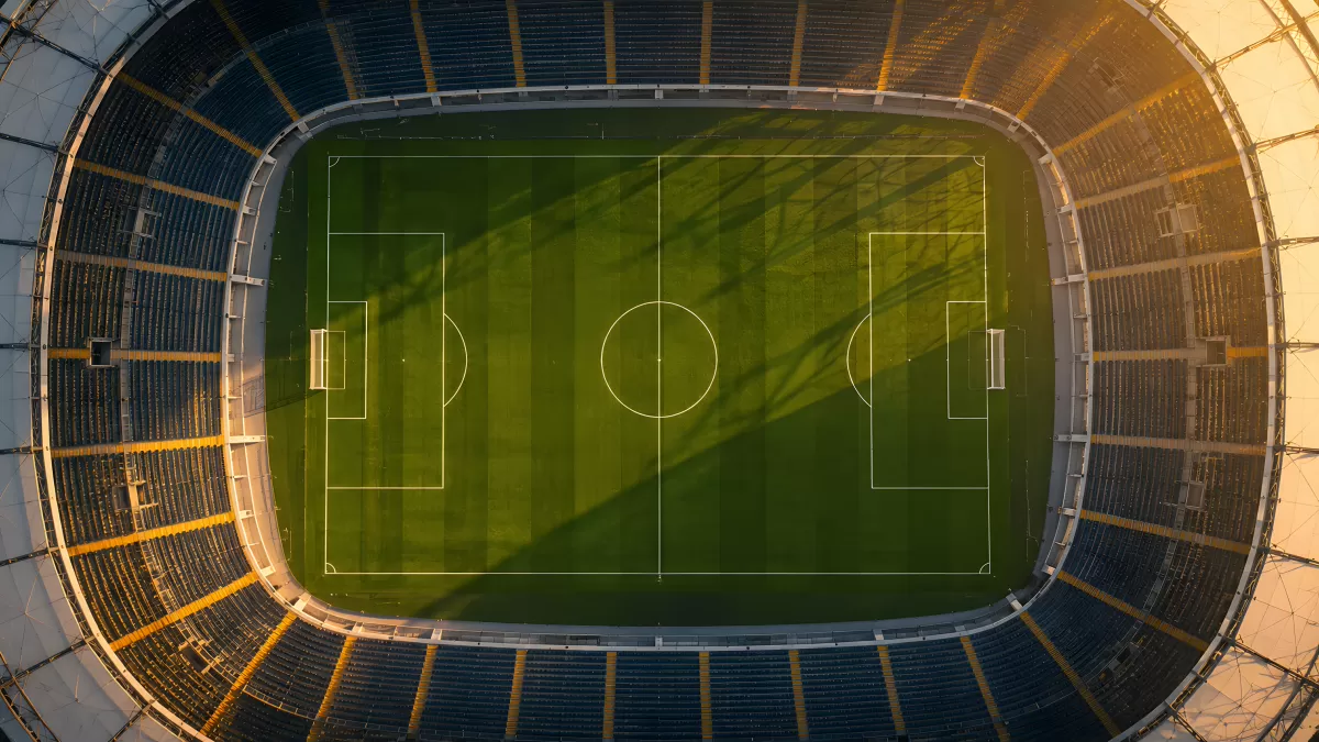 Luftaufnahme eines leeren Fußballstadions bei Sonnenuntergang