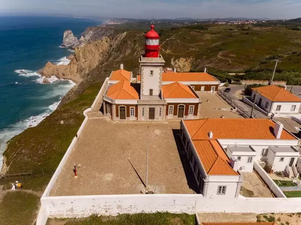 Luftaufnahme eines Leuchtturmes an der Cabo da Roca Küste