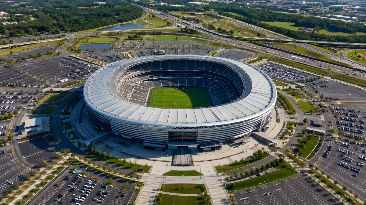 Luftaufnahme eines modernen Fußballstadions mit Parkplätzen
