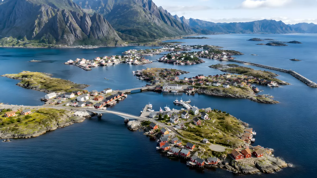 Luftaufnahme eines norwegischen Fischerdorfs auf Inseln