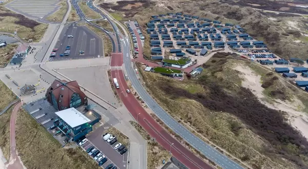 Luftaufnahme Ferienpark Qurios in Bloemendaal aan Zee, Niederlande mit Parkplätzen und Straße