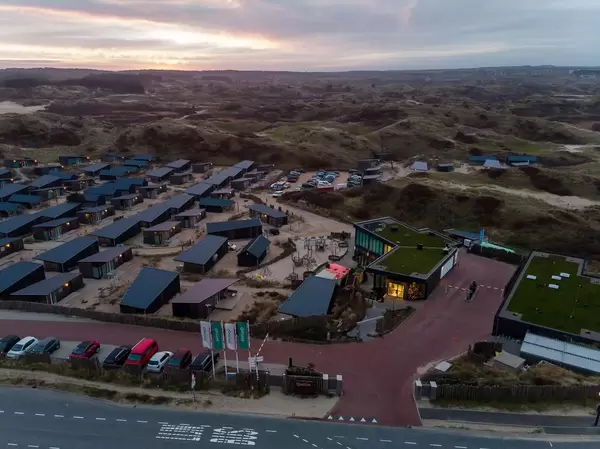Luftaufnahme Ferienpark Qurios in Bloemendaal mit naturbelassener Umgebung und Sonnenuntergang