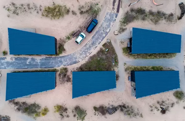 Luftaufnahme Gebäude des am Meer gelegenen Ferienparks in Bloemendaal, Niederlande
