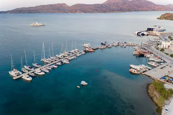 Luftaufnahme mit Booten in Adamantas, der Hafenstadt der Insel Milos in der südlichen Ägäis