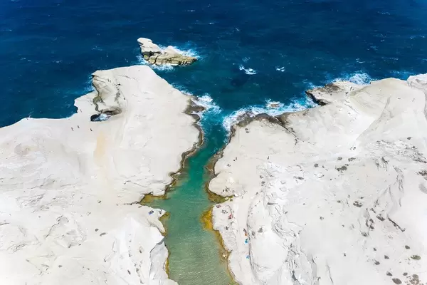 Luftaufnahme: schmale Bucht in Sarakiniko auf der wunderschönen Insel Milos, Griechenland