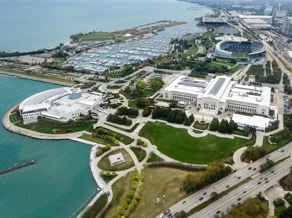 Luftaufnahme: The Field Museum, Shedd Aquarium und Northerly Island mit der Marina