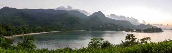Luftaufnahme und Panoramabild von L'Islette Island und Port Glaud vor dem Morne Nationalpark auf der Seychellen-Insel Mahé