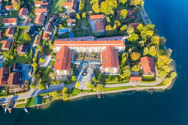 Luftaufnahme vom Althoff Seehotel Überfahrt am Tegernsee. 5-Sterne-Superior-Wellnesshotel