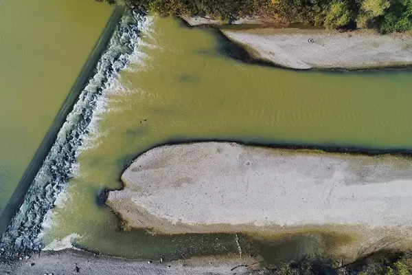 Luftaufnahme vom Fluss Arges im Kreis Giurgiu, Rumänien