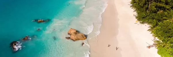 Luftaufnahme vom kristallklaren Wasser des Indischen Ozeans an der Küste von Anse Lazio auf der Seychelleninsel Praslin