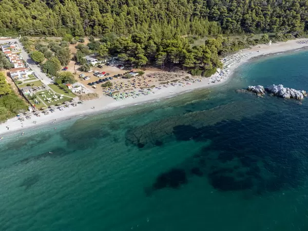 Luftaufnahme vom Sandstrand Milia: Urlaubsparadies auf der Insel Skopelos, Griechenland