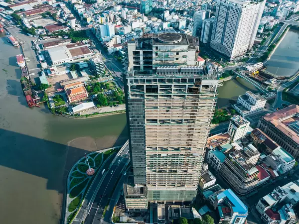 Luftaufnahme vom unvollendeten Hochhaus Saigon One am Saigon Fluss neben dem Thu Ngu Flaggenmast und gegenüber des Ho Chi Minh Museum in Ho Chi Minh Stadt, Vietnam