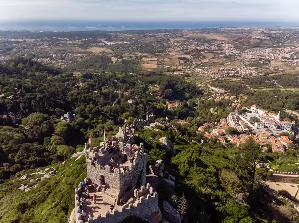 Luftaufnahme von der Burg Castelo Dos Mouros mit Landschaft im Hintergrund