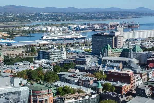 Luftaufnahme von der kanadischen Stadt Québec mit Kreuzfahrtschiff