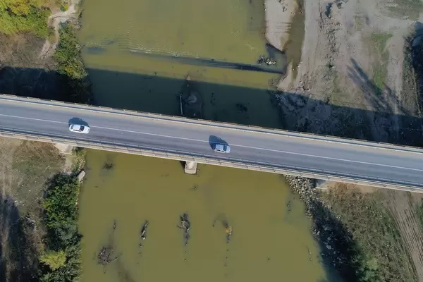 Luftaufnahme von einer Brücke über den Fluss Arges in Rumänien