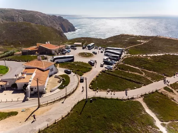 Luftaufnahme von geparkten Reisebussen an der Küste von Cabo da Roca