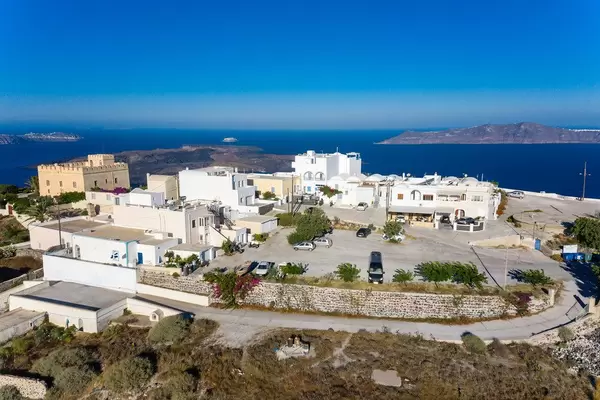 Luftaufnahme von Häusern und Parkplatz in Santorinis Hauptstadt Firá