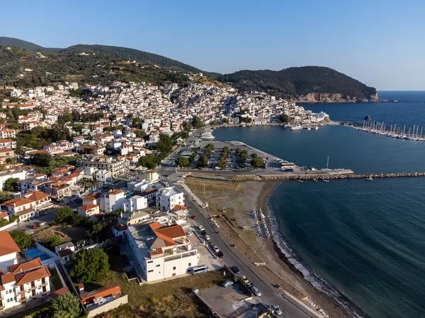 Luftaufnahme von Skopelos Stadt mit dem Hafen und den weißen Häusern mit roten Dächern
