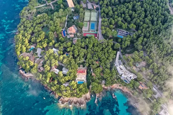 Luftaufnahme von Sportanlage und Villen mit Pool unter den Kiefern bei der Cala Formentor, Mallorca