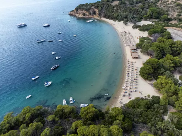 Luftaufnahme von Tsougria Strand auf einer kleinen Insel gegenüber dem Skiathos Hafen