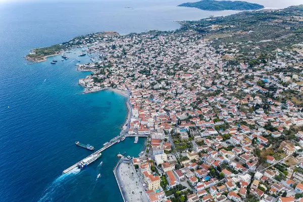 Luftaufnahme von venezianischen Villen am Küstenwegs vom Hafen bis Kouzounos auf Spetses, Griechenland