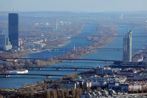Luftaufnahme von vielen Brücken über den Fluss Donau in Wien